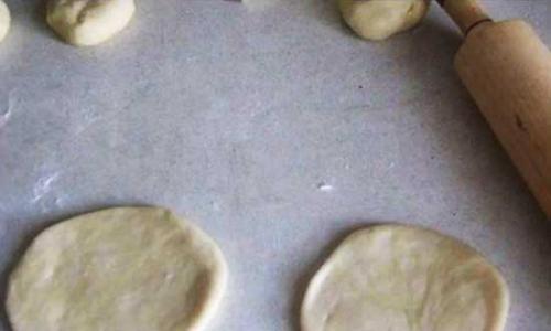 Пельмени с бульоном в горшочках в духовке. Пельмени в горшочках с печенью в духовке с крышкой из теста