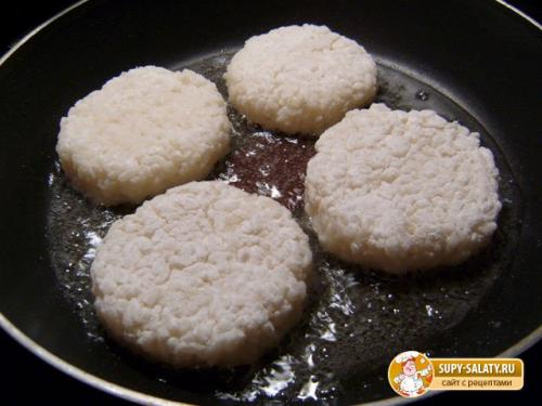 Биточки из рисовой каши рецепт. Рисовые биточки с сырым мясом