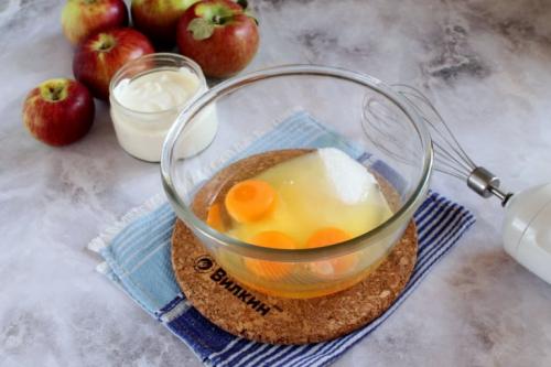 Шарлотка со сметаной. Пышная шарлотка на сметане с яблоками