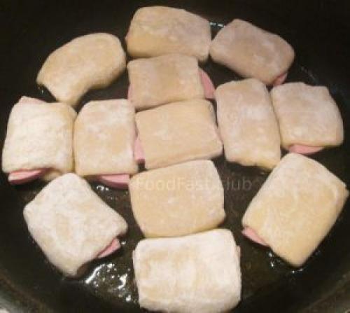 Колбаса в тесте жареная. Колбаса в тесте