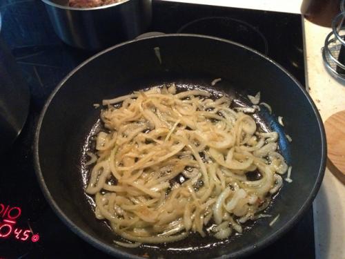 Печенка с помидорами и луком. рецепт 885. Говяжья печень с помидорами, луком и сливками.