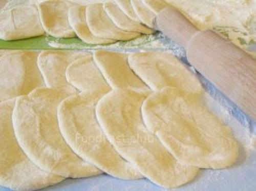 Колбаса в тесте жареная. Колбаса в тесте