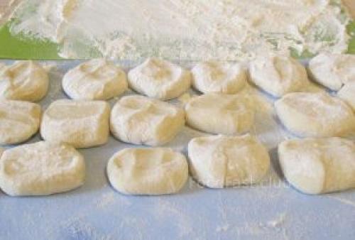 Колбаса в тесте жареная. Колбаса в тесте