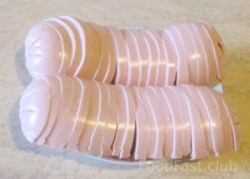 Колбаса в тесте жареная. Колбаса в тесте