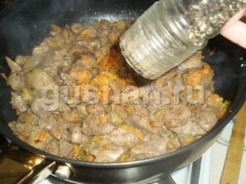 Как потушить куриную печень. Тушеная куриная печень
