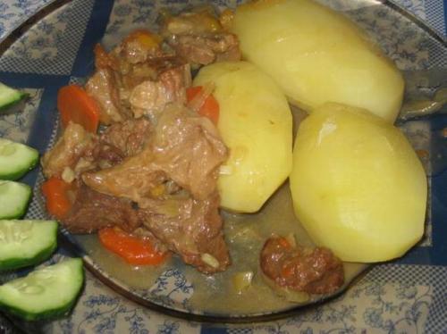 Блюда из говядины с курагой. Я готовила с курагой и свинину и говядину... Получается вкусное, нежное, ароматное мясо.