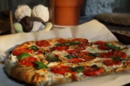 Моцарелла в шариках для пиццы. Итальянская пицца с моцареллой