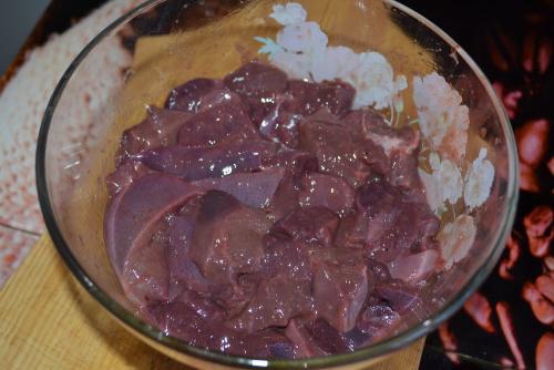 Как пожарить печень, чтобы она была сочной и нежной?