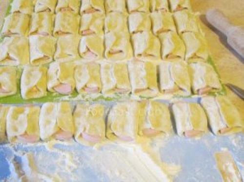 Колбаса в тесте жареная. Колбаса в тесте