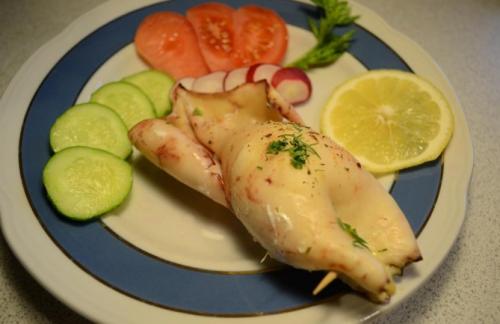 Кальмары фаршированные сыром. Фаршируем кальмары яйцом, грибами и сыром