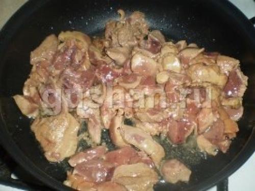 Как потушить куриную печень. Тушеная куриная печень