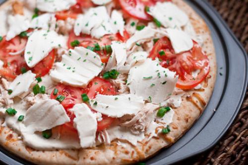 Моцарелла в шариках для пиццы. Итальянская пицца с моцареллой