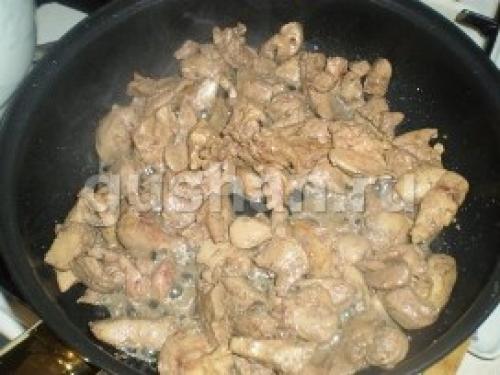 Как потушить куриную печень. Тушеная куриная печень