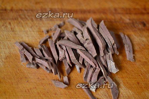 Салат из свиного сердца с соленым огурцом. Слоёный салат из свиного сердца с солеными огурцами