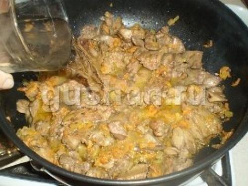 Как потушить куриную печень. Тушеная куриная печень