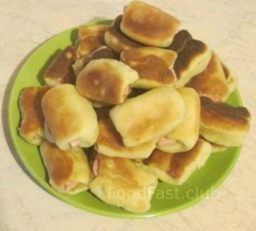 Колбаса в тесте жареная. Колбаса в тесте