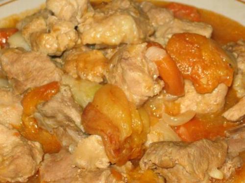 Блюда из говядины с курагой. Я готовила с курагой и свинину и говядину... Получается вкусное, нежное, ароматное мясо.