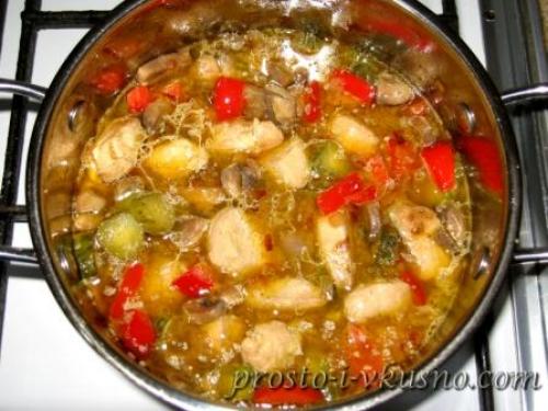 Грудка куриная с овощами и грибами. Куриное филе с шампиньонами и маринованными огурчиками