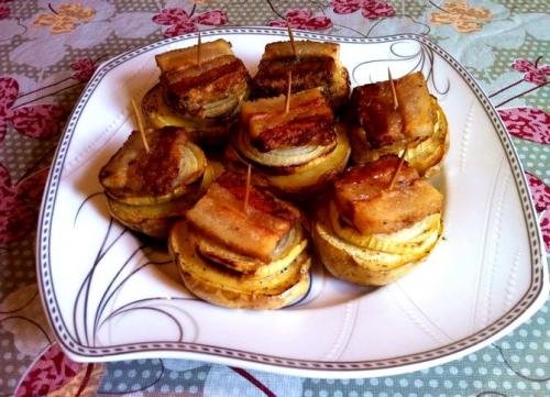 Картошка с беконом в духовке слоями. Картошка с беконом в духовке рецепт с фото пошагово