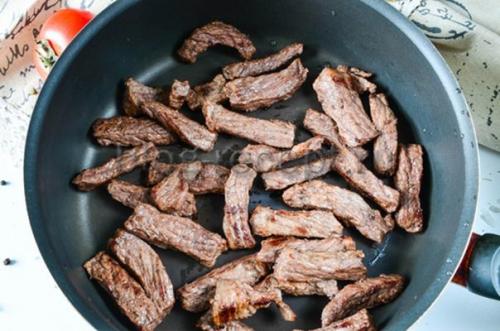 Азу с солеными огурцами. Ингредиенты: