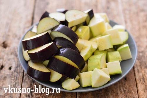 Курица с овощами и грибами на сковороде. Курица тушеная с грибами и овощами