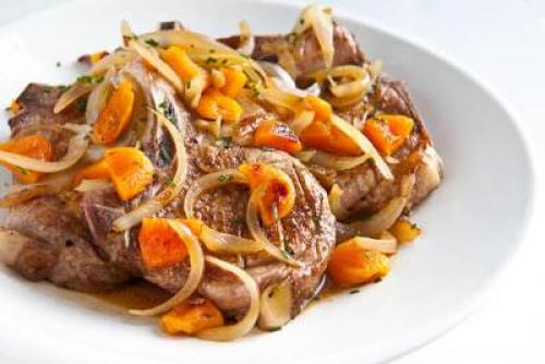 Свинина с курагой на сковороде. Тушеная свинина с курагой и картофелем