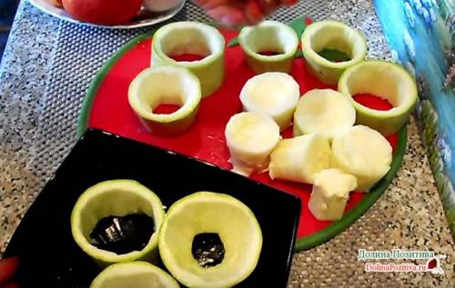 Кабачки в духовке с курицей. Фаршированные кабачки с курицей запеченные в духовке — быстро, вкусно, красиво