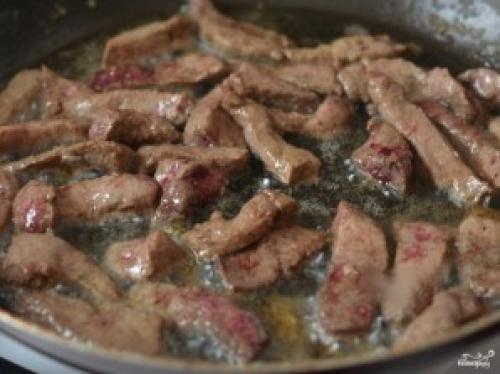 Пельмени в горшочках с печенью