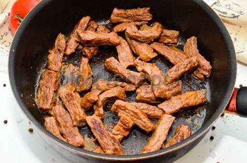 Азу с солеными огурцами. Ингредиенты: