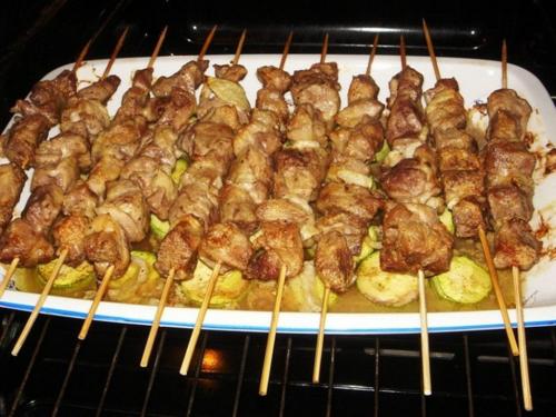 Шашлычное мясо с картошкой в духовке. Свиной или куриный шашлык с картошкой в духовке на шпажках