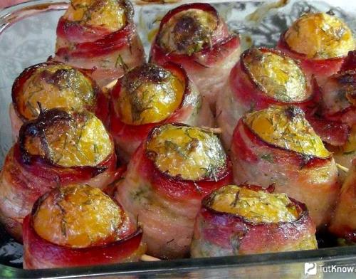 Картошка с беконом в духовке слоями. Картошка с беконом в духовке рецепт с фото пошагово