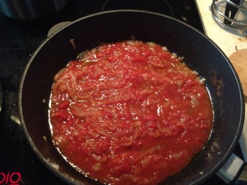 Печень говяжья с помидорами и луком. рецепт 885. Говяжья печень с помидорами, луком и сливками.