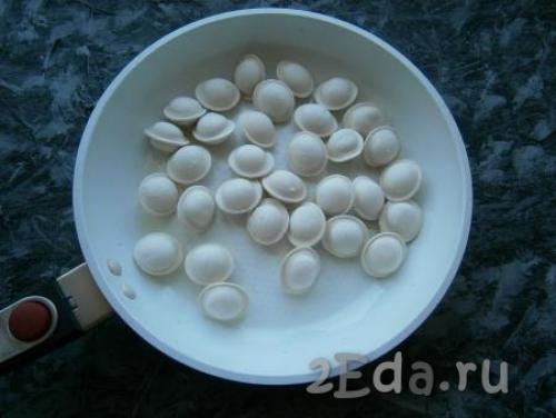 Рецепт пельменей в горшочках в духовке со сметаной. Пельмени в горшочке со сметаной и сыром в духовке 01 Рецепт пельменей в горшочках в духовке со сметаной. Пельмени в горшочке со сметаной и сыром в духовке 01