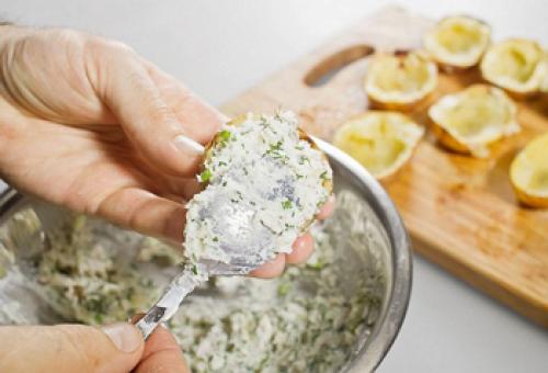 Картошка в мундире в духовке с беконом. Картофель в мундире, фаршированный сметаной и беконом 06 Картошка в мундире в духовке с беконом. Картофель в мундире, фаршированный сметаной и беконом 06