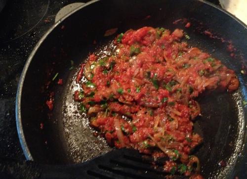 Печень говяжья с помидорами и луком. рецепт 885. Говяжья печень с помидорами, луком и сливками.