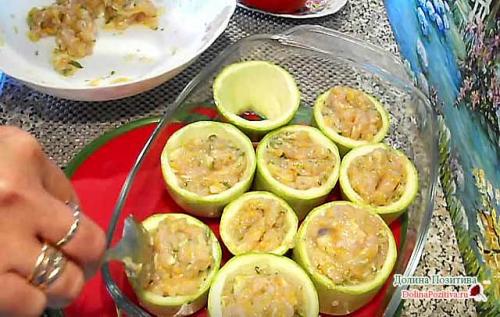 Кабачки в духовке с курицей. Фаршированные кабачки с курицей запеченные в духовке — быстро, вкусно, красиво