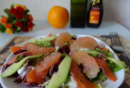 Салат с копченой семгой. Копчёная сёмга — варианты салатов