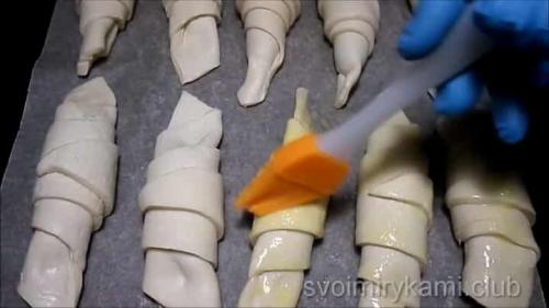 Большие круассаны из слоеного теста. Быстрые вкусные круассаны из готового слоеного теста