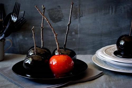 Яблоки на Хэллоуин. Рецепт приготовления яблок в черной карамели на Хэллоуин