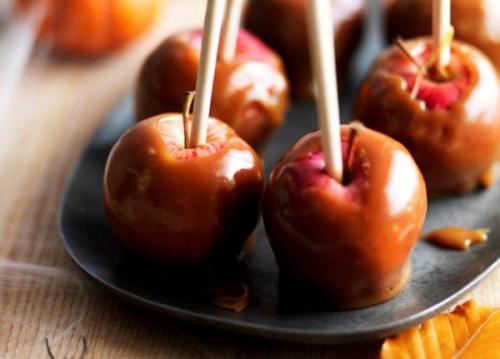 Яблоки на Хэллоуин в воде. Хэллоуин: Яблоки в карамели на Хэллоуин