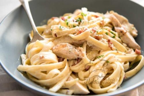Удон с курицей в сливочном соусе