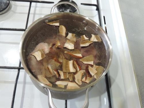 Суп с сушеными грибами и курицей. Суп из белых сушеных грибов на курином бульоне пошаговый рецепт с фото