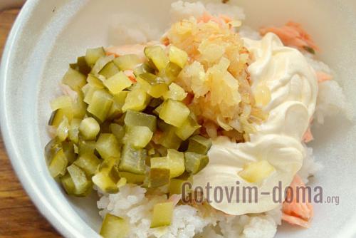 Салат с семгой рисом и яйцами. Вкуснейший рыбный салат с рисом и яйцом, рецепт