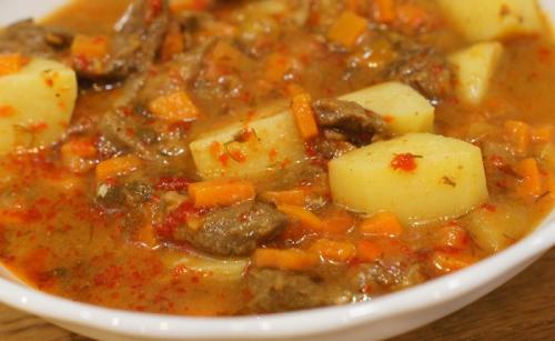 Рагу с мясом и картошкой. Рагу из свинины и картошки в томатном соусе