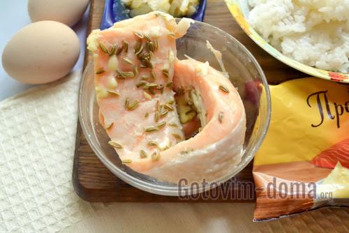 Салат с семгой рисом и яйцами. Вкуснейший рыбный салат с рисом и яйцом, рецепт