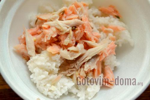 Салат с семгой рисом и яйцами. Вкуснейший рыбный салат с рисом и яйцом, рецепт