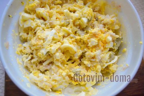 Салат с семгой рисом и яйцами. Вкуснейший рыбный салат с рисом и яйцом, рецепт