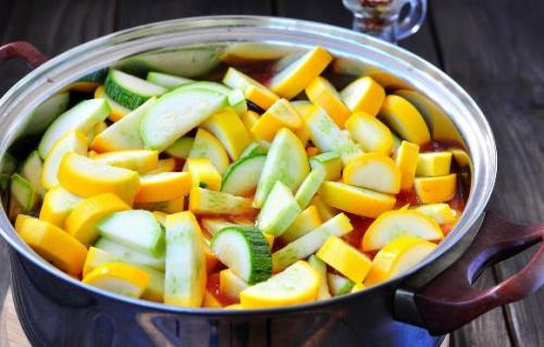 Лечо пальчики оближешь с чесноком. Лечо из кабачков с томатной пастой и чесноком