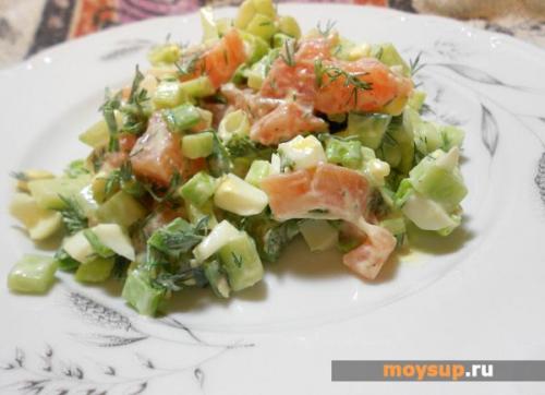 Салат с семгой и огурцом. Салат из слабосоленой семги и огурца