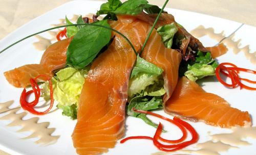 Салат с копченой семгой. Копчёная сёмга — варианты салатов